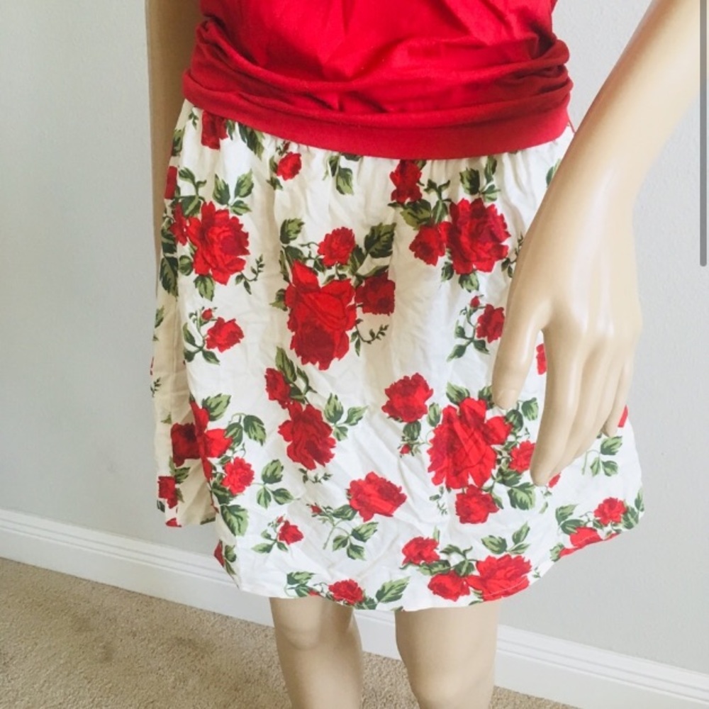 DIVIDED H&M red floral print mini skirt size 4 NOWT